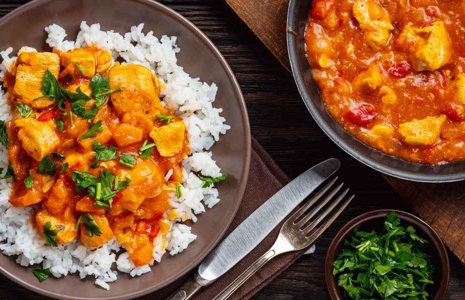 Vištienos guliašas su saldžiąja paprika ir šonine – gardiems pietums