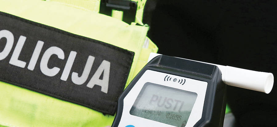 Neblaivus vairuotojas atsitrenkė į betoninę tvorą