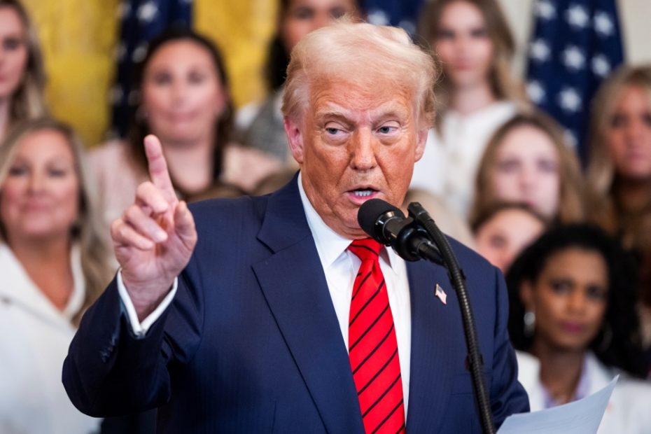 Buvęs D. Trumpo patarėjas: jis „iš esmės pasidavė Putinui“