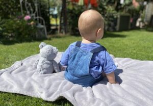 Kūdikis mokosi sėdėti. Pasiremkite atmintine