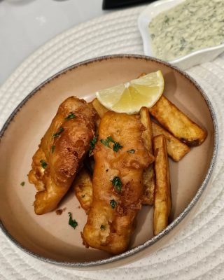 Fish & Chips - kepta žuvis alaus tešloje su bulvytėmis fri