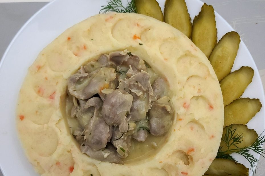 Troškinti vištienos skrandukai su padažu