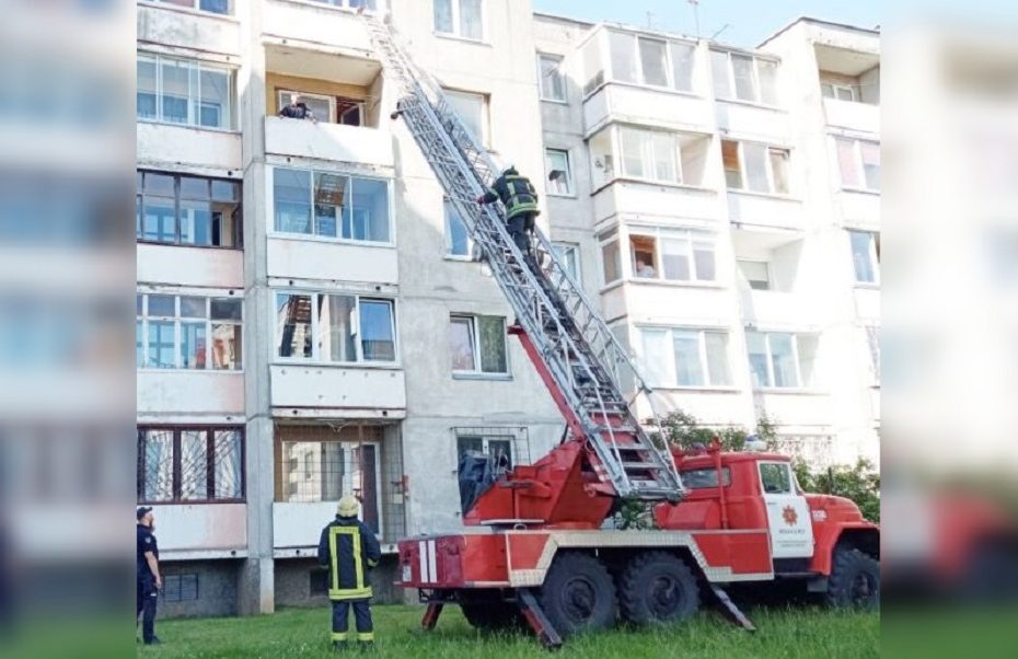 Bute užsirakino mažametė: prireikė ugniagesių pagalbos