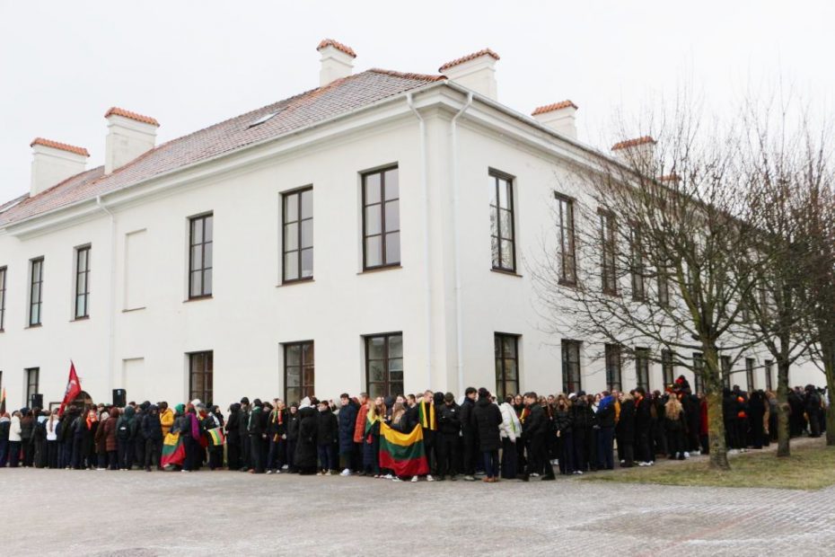 Gyva trispalve apyranke šventiškai apjuosė gimnaziją (FOTOGALERIJA)