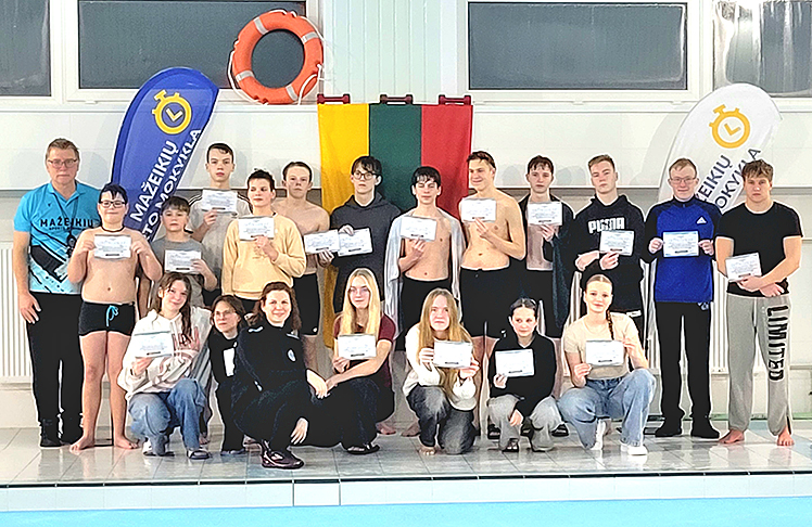 Šventinis plaukimo iššūkis tampa Sporto mokyklos tradicija