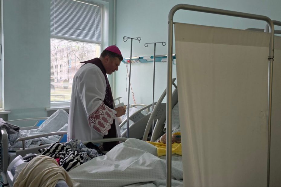 Vyskupo Dariaus Trijonio vizitas ligoninėje – vilties ir dvasingumo ženklas