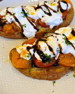 Skrudintos duonos sumuštiniai su burrata