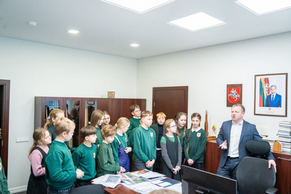Ketvirtokų vizitas pas merą: nuo savivaldybės biudžeto iki muzikos pomėgių