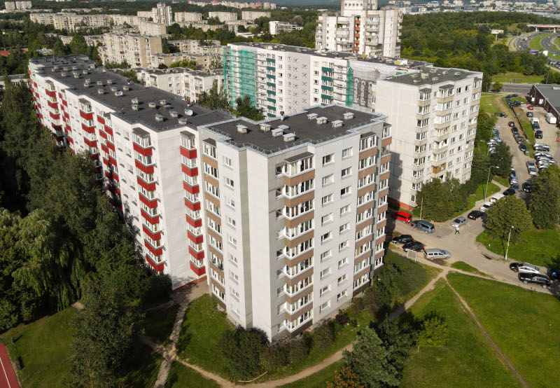 Pernai metų renovacijos rezultatai džiugina: mažesnėmis šildymo sąskaitomis ir patogesne aplinka Utenoje džiaugiasi 251 buto gyventojai