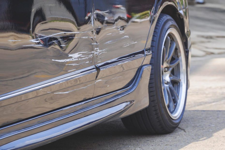 Prasiveržęs kerštas? Mažeikiuose subraižyti moters automobiliai