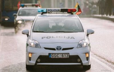 Kaune neblaivios muitininkės automobilis trenkėsi į apšvietimo stulpą