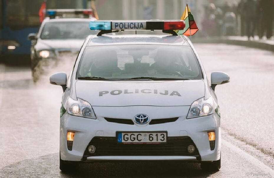 Kaune neblaivios muitininkės automobilis trenkėsi į apšvietimo stulpą