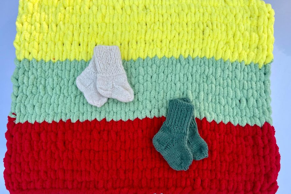 Anykščių socialinės globos namų gyventojai mezgė pledukus ankstukams