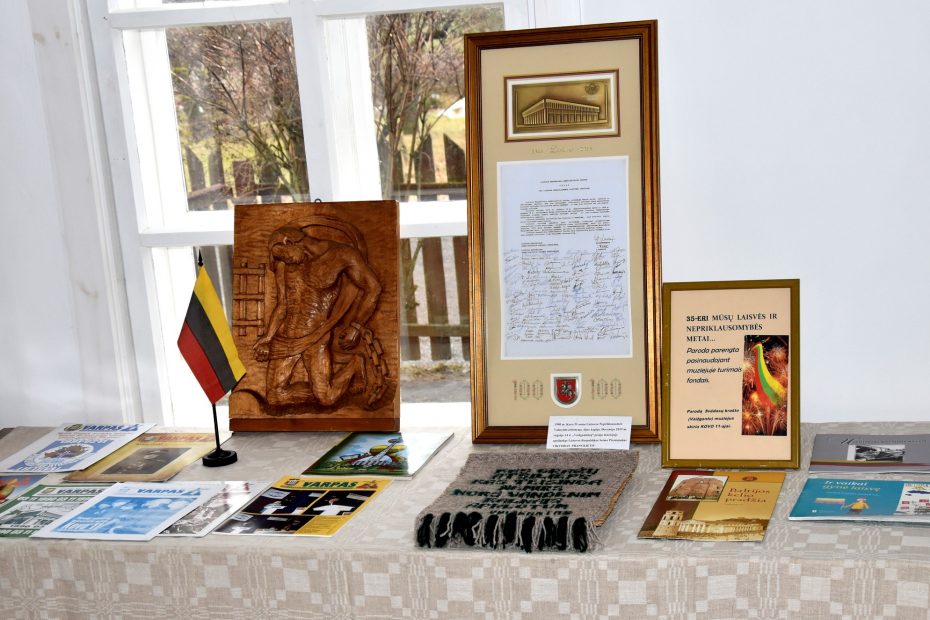 Kunigiškių muziejuje – paroda Kovo 11-osios proga