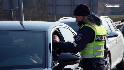 Būna ir taip: pareigūnė davė „prasipūsti” ir automobilį vairavusiam sutuoktiniui