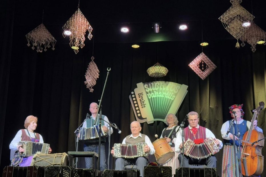 Subatos vakarėlyje skambėjo armonikų ir bandonijų melodijos