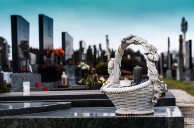 Kodėl laidojimo paslaugos skirtinguose miestuose kainuoja skirtingai? Paslėpti kaštai ir ką verta žinoti prieš renkantis