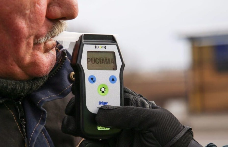 Neblaivus senjoras automobiliu rėžėsi į tvorą