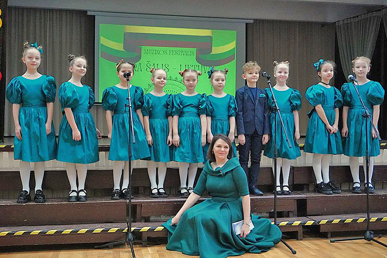 Pavasario progimnazijoje šoko ir dainavo šimtai vaikų
