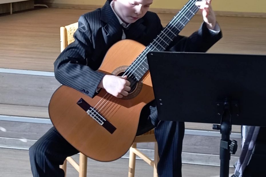 RESPUBLIKINIAME KLASIKINĖS GITAROS KONKURSE ZARASIETIS ROKAS LAIMĖJO 1-Ą VIETĄ