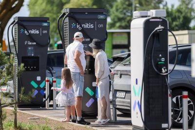 Palangoje atnaujinamos elektromobilių įkrovimo stotelės: įkrausite per 15–30 min.