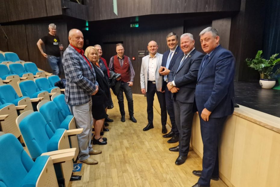 Su meru susitiko gausus valdininkų būrys