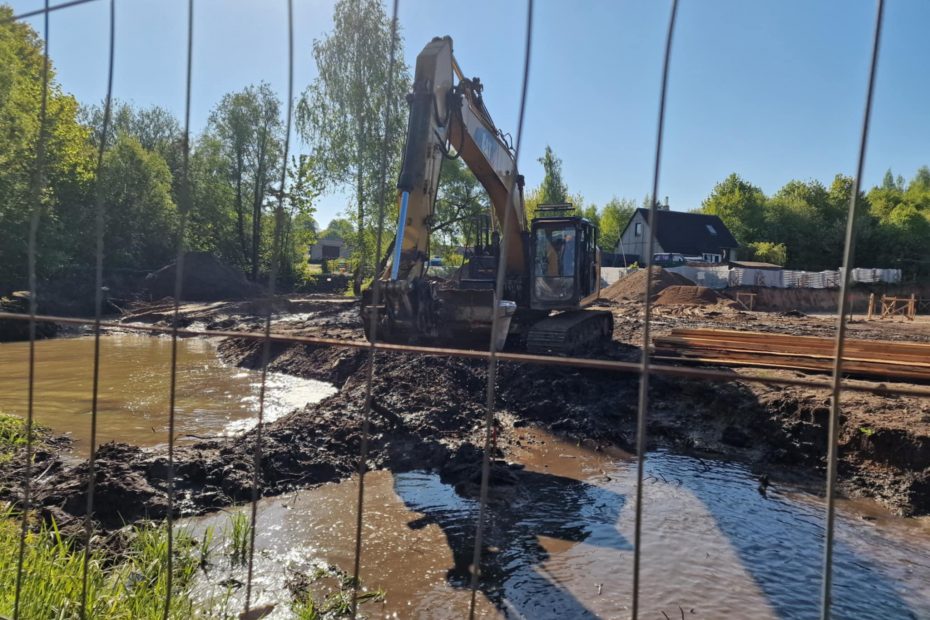 Vandenį semia ekskavatoriumi