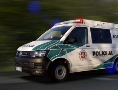 Policija praneša apie ginklu sužalotą vyrą