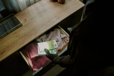 Į namus atėjusi nepažįstamoji pasiglemžė pinigus