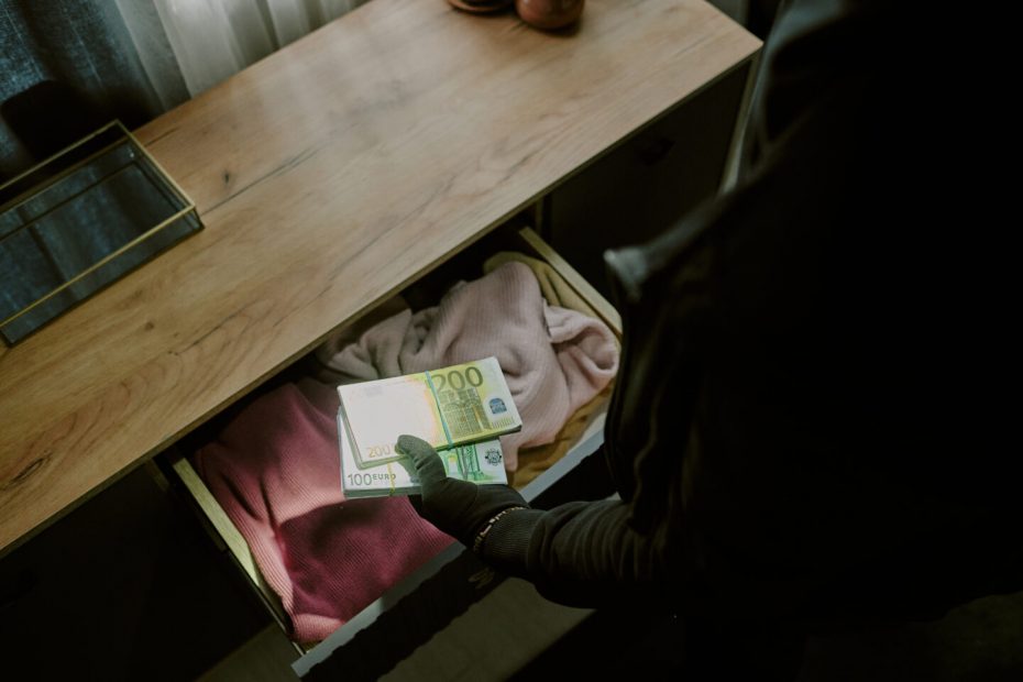 Marijampolėje ir Jonavos rajone iš namų mįslingai dingo 107 tūkst. eurų