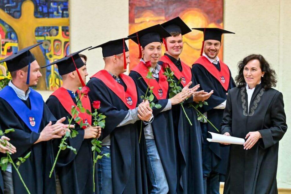 KTU absolventams įteikti diplomai
