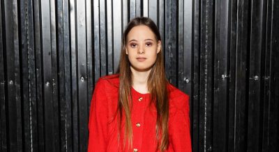 Dauno sindromą turinti Ema demonstruoja madas. Šeimos istoriją pasakoja mama Regina