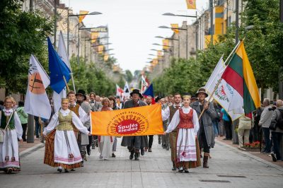 Šiauliai švyti folkloro spalvomis: iškilmingai atidarytas „Saulės žiedas“