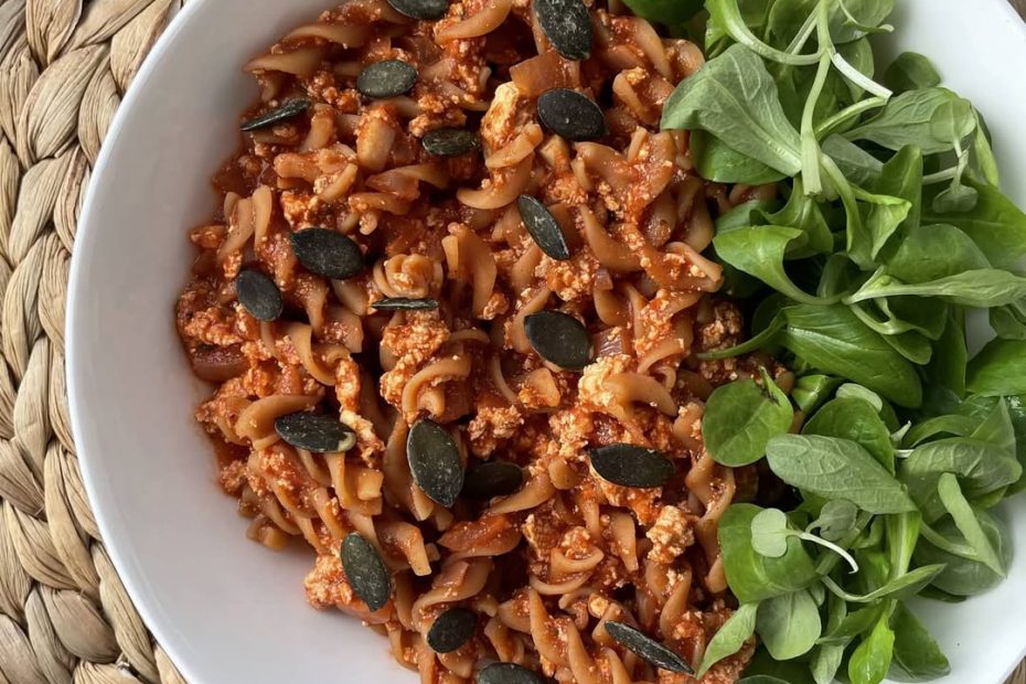 Maistingi lęšių makaronai su tofu pomidorų padaže ir kukurūzų salotomis