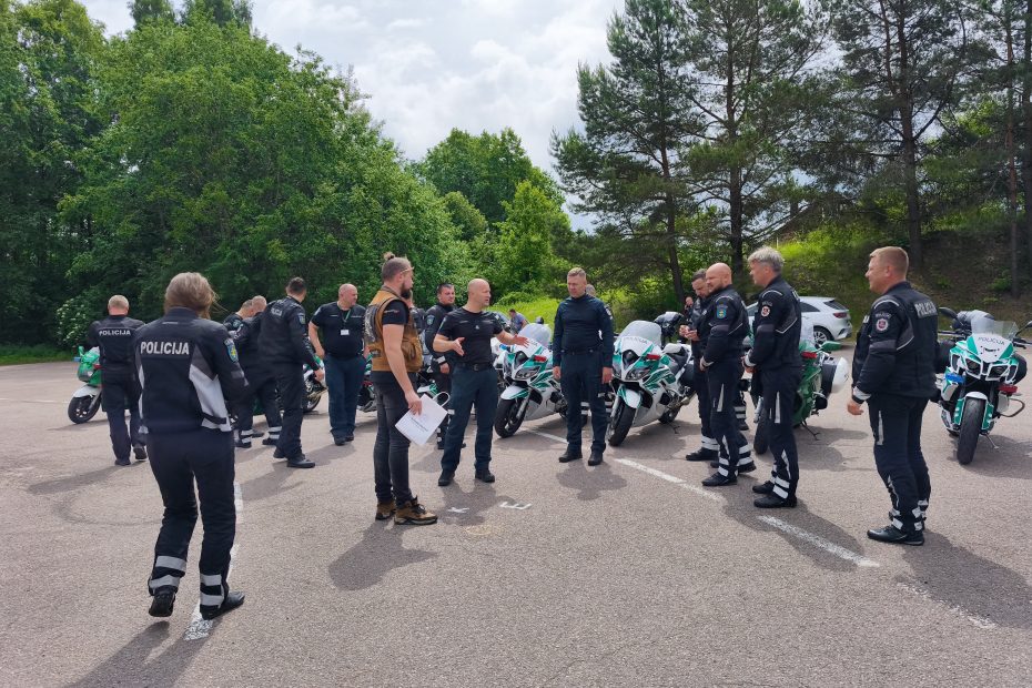 Trakuose – dėmesys motociklų patrulių profesionalumui: pareigūnai tobulina įgūdžius su taktinio motociklo valdymo ekspertu
