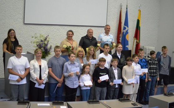 ZARASŲ RAJONO SAVIVALDYBĖ PAGERBĖ GABIUS MOKINIUS: ĮVERTINTI AKADEMINIAI