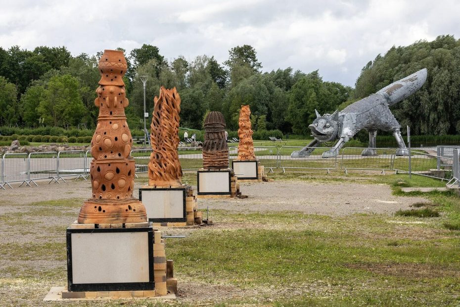 Prie Talkšos ežero atidengtos įspūdingos 2 metrų skulptūros