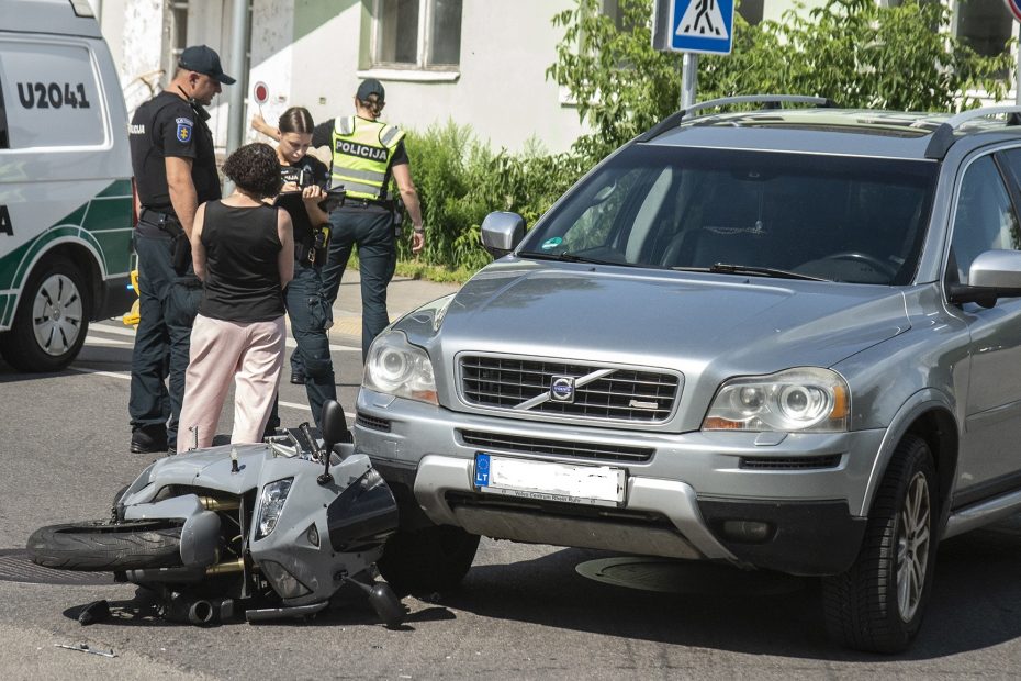 Anykščių centre įvyko avarija. Sužalotas motociklininkas (papildyta).