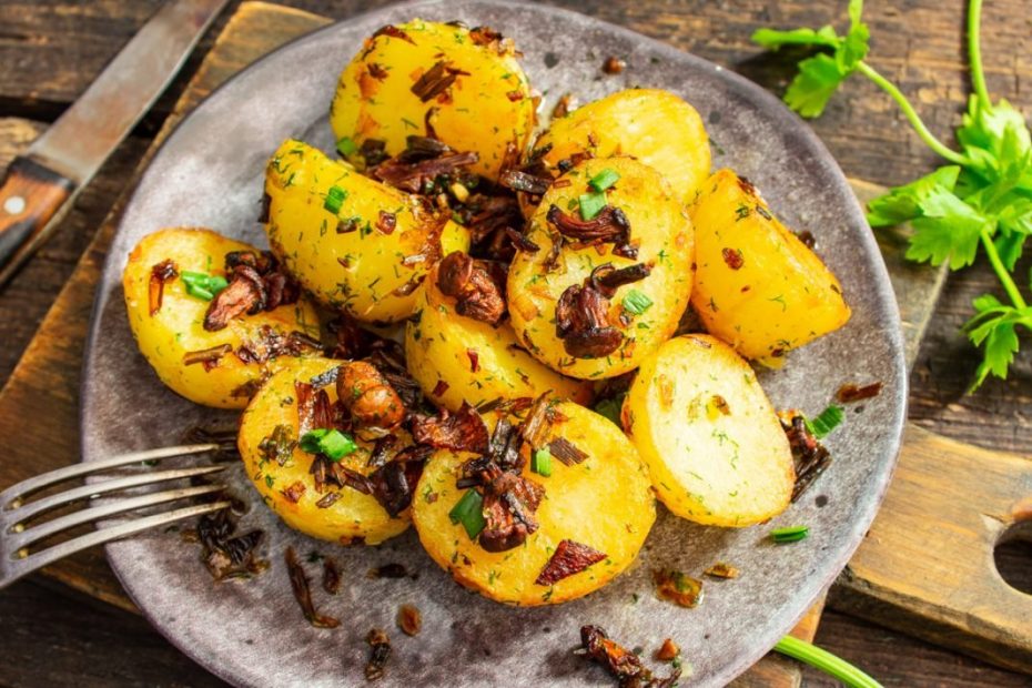 Jaunos keptos bulvės su voveraitėmis – mėgstamas vasaros patiekalas!