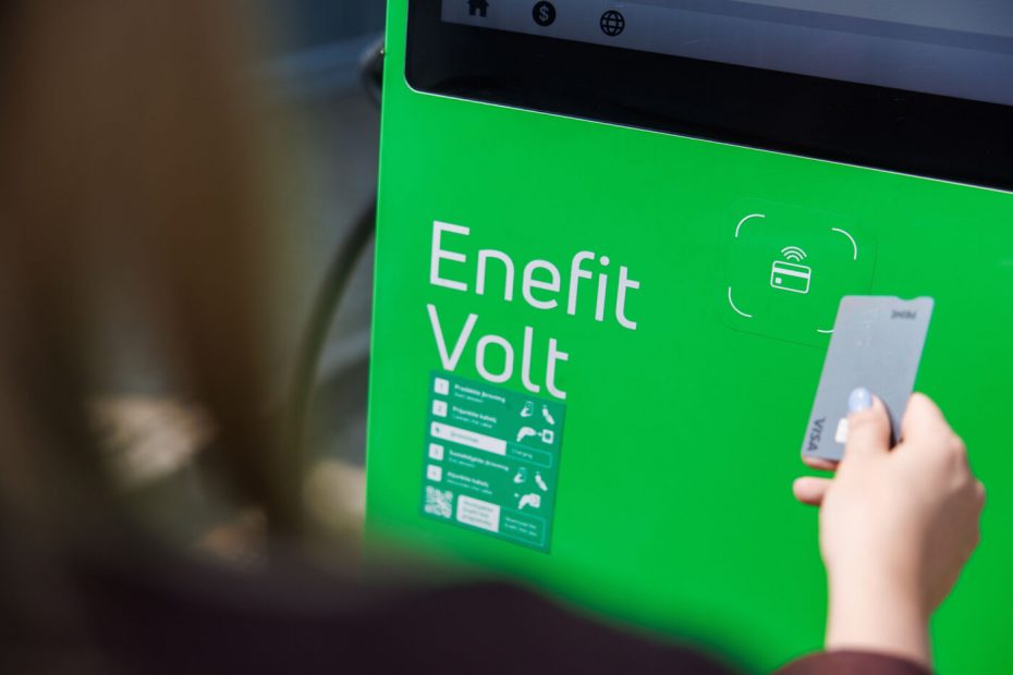 Elektromobilių vairuotojams Alytuje ir Lazdijuose – galimybė „Enefit“ stotelėse atsiskaityti banko kortelėmis