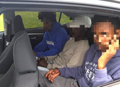 Iš Baltarusijos įsibrovusius prieglobsčio Latvijoje „prašytojus“ Estijos pilietis gabeno į Vakarus