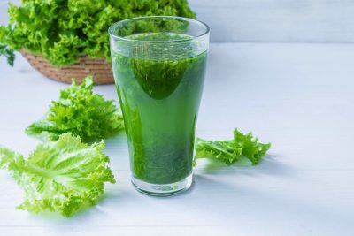 Salotų sultys – įdomus ingredientas žaliuosiuose kokteiliuose: kodėl verta jas išbandyti ir įterpti mitybon? 