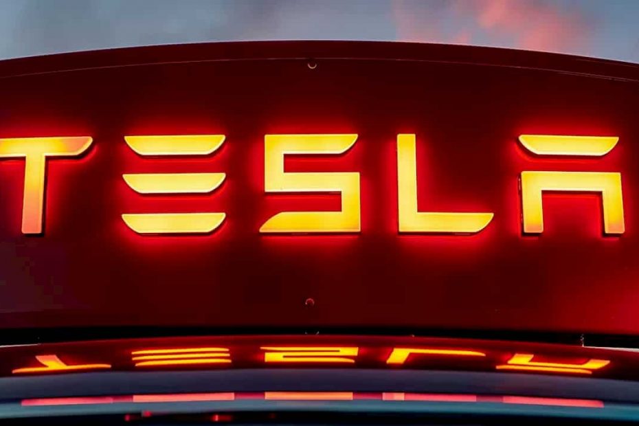 „Tesla“ skelbia 2025 m. antrojo ketvirčio rezultatus: ar pavyko išbristi iš nesėkmių?