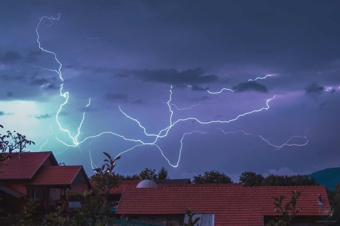 Ar saulės elektrinės pritraukia žaibus? Mitas ar realus pavojus?