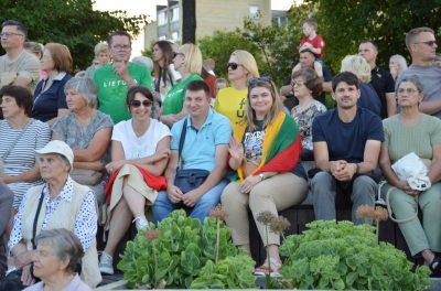 Prie ežero susibūrę uteniškiai vieningai sugiedojo „Tautišką giesmę“