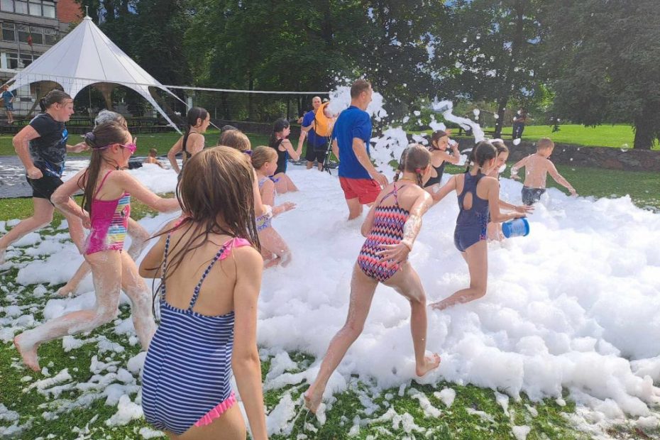 Vaikų vasara stovyklose: nuo jodinėjimo ir folkloro iki sporto ir ekstremaliųjų situacijų treniruočių