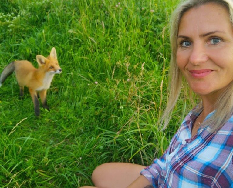 Ypatingas ryšys su lapėmis: menininkė Edita su smalsiu svečiu dalijasi net braškėmis