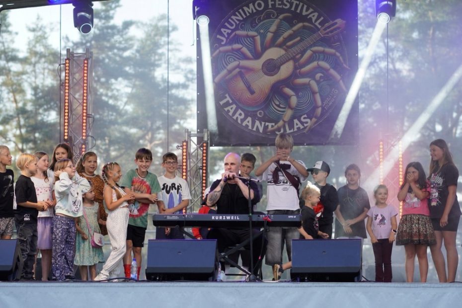 ZARASO EŽERO SALOS MAŽAJAME SLĖNYJE NUGRIAUDĖJO JAUNIMO MUZIKOS FESTIVALIS-KONKURSAS „TARANTULAS“