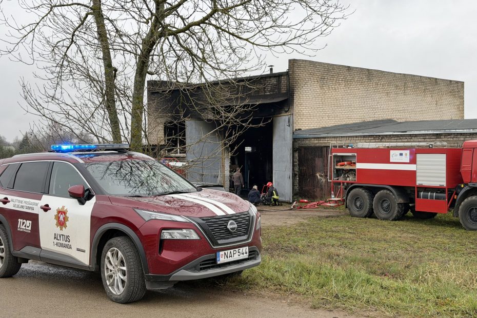 Alovėje užsidegė autoservisas