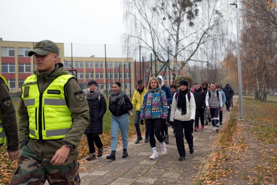 Alytaus Putinų gimnazijos sveikatingumo žygis „Per Alytaus tiltus į sveiką gyvenimą” (foto)